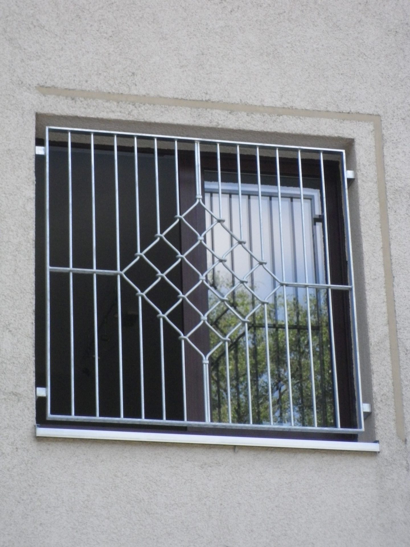 Ausgeführte Arbeit von Alba Alubau: Fenstergitter