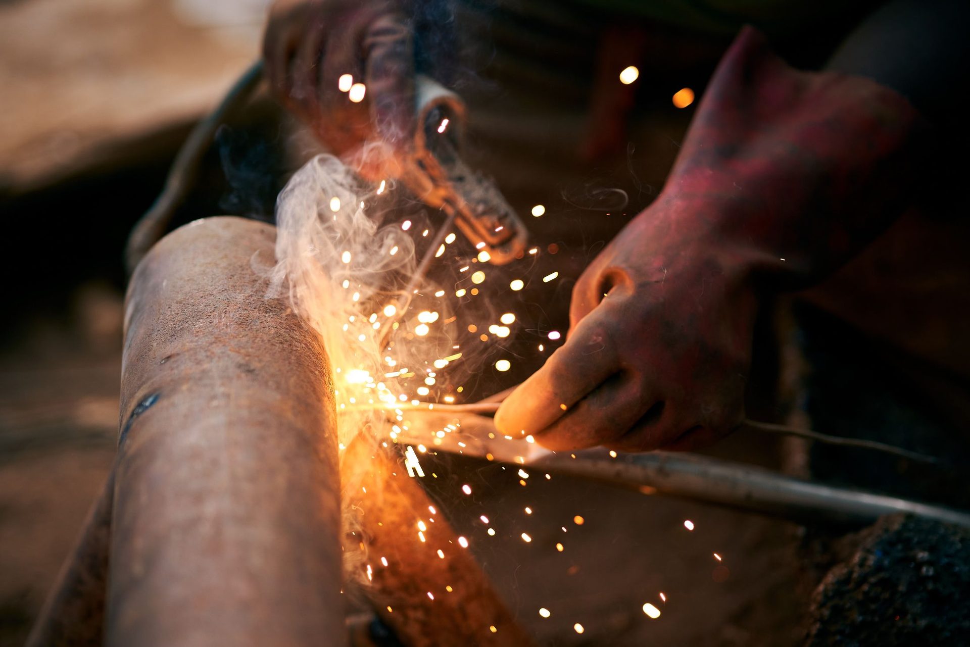Arbeit an einem Metallrohr mit Funkenflug