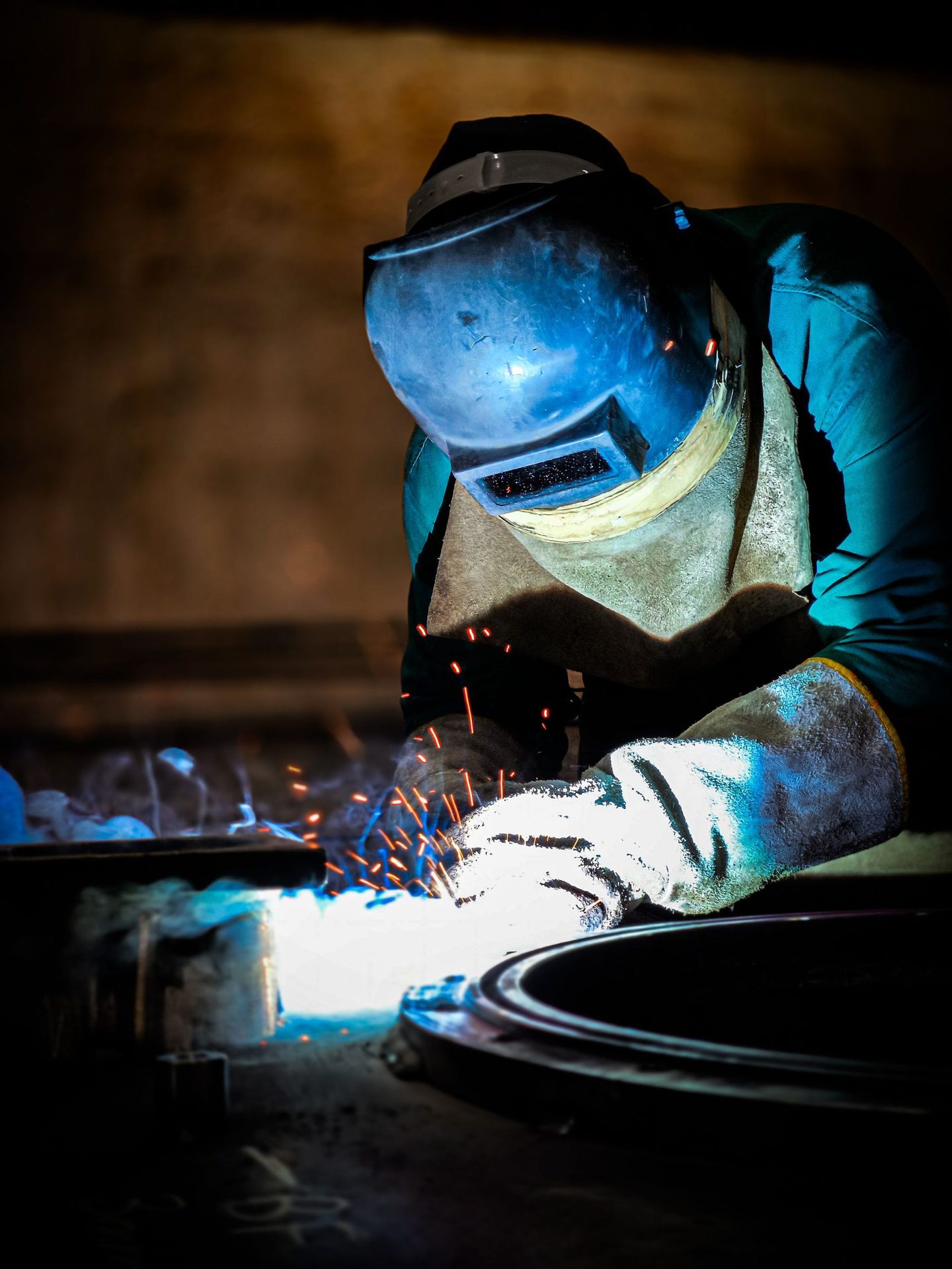 Schweißarbeit an einer Werkbank in einer Metallwerkstatt